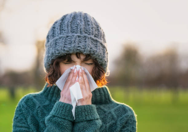 far fronte a un raffreddore invernale - cold and flu flu virus sneezing illness foto e immagini stock