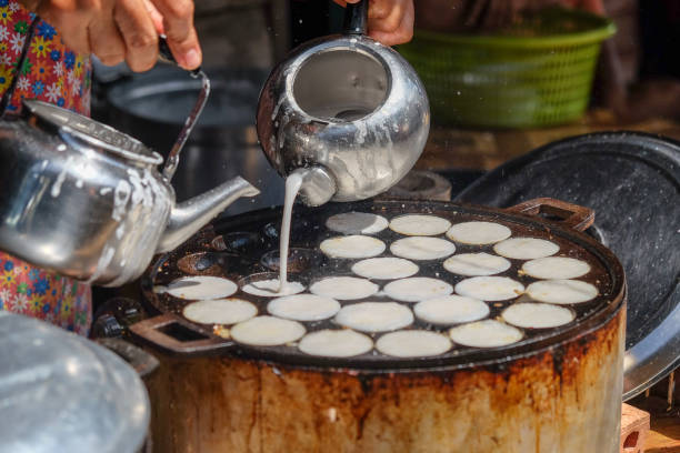 istock Making of Thai sweetmeat khanomkhrok 1007968122