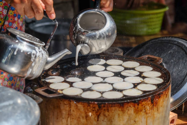 istock Making of Thai sweetmeat khanomkhrok 1007968178