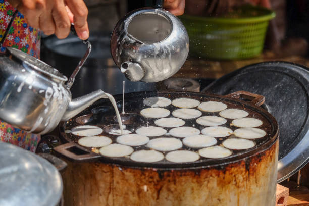 istock Making of Thai sweetmeat khanomkhrok 1007968180