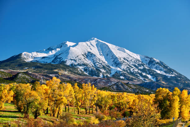 paesaggio autunnale del monte sopris in colorado - mountain mountain range colorado autumn foto e immagini stock