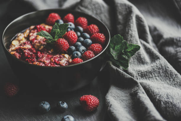 une alimentation saine – avoine la nuit - oatmeal breakfast healthy eating food photos et images de collection