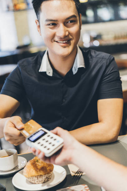 istock Contactless payment in the coffee shop 1007998172