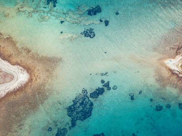 istock Shallow and clear sea between two islands from above 1008001820