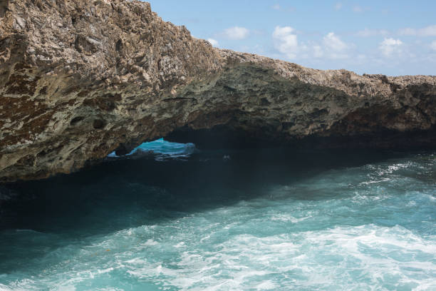 istock Natural Bridge Formation at Shete Boka natural park, Curacao 1008015740