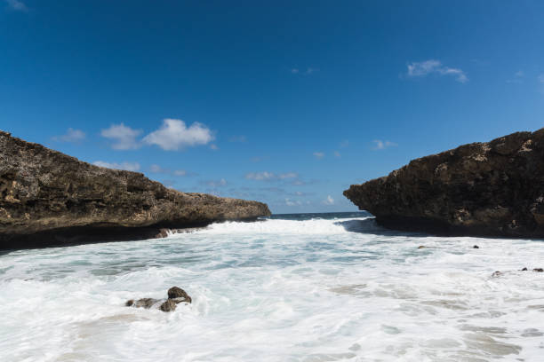istock Big waves coming into natural inlet at Shete Boka 1008015758