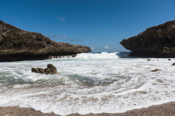 Big waves coming into natural inlet at Shete Boka