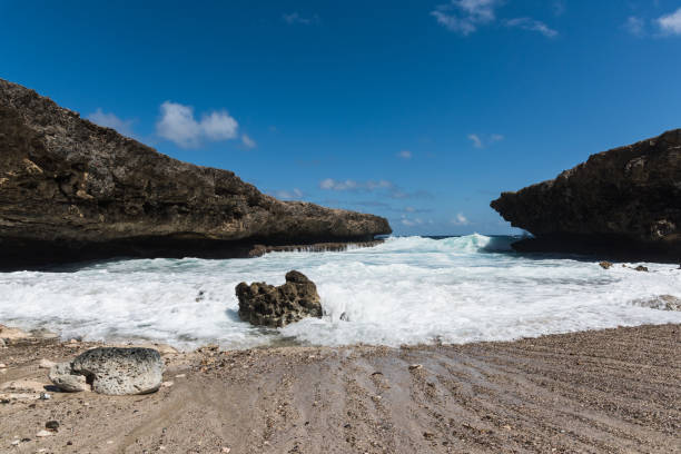 istock Big waves coming into natural inlet at Shete Boka 1008015772