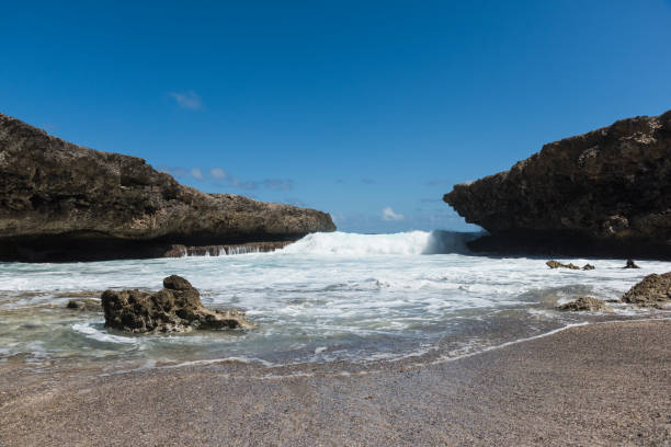 istock Big waves coming into natural inlet at Shete Boka 1008016250