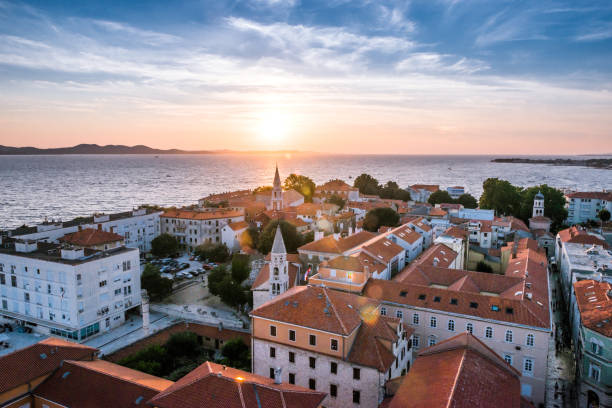 wahrzeichen der stadt zadar und stadtbild ansicht, dalmatien, kroatien - middle ages architecture and buildings place of worship church stock-fotos und bilder