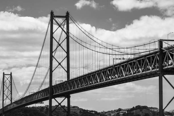 istock Lisbon Bridge 25 de Abril in black and white 1008025072