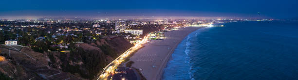 santa mónica se iluminó en la noche - drone panorama - santa monica pier beach panoramic santa monica fotografías e imágenes de stock