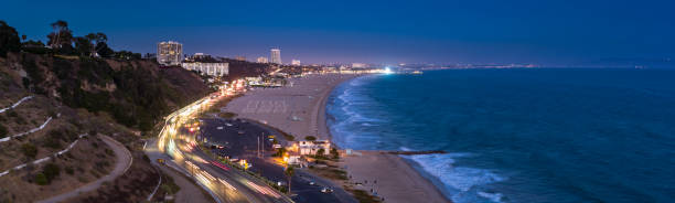 santa mónica y la pacific coast highway después de puesta del sol - panorama aéreo - santa monica pier city of los angeles los angeles county aerial view fotografías e imágenes de stock