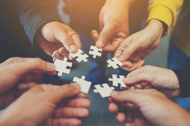 decoupeerzaag is dat een harmonie tussen de groep niet onmogelijk zal zijn. - puzzel stockfoto's en -beelden