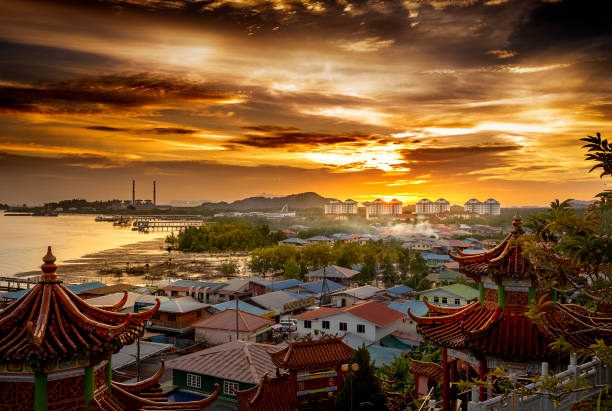 coucher de soleil sur la malaisie kuching sarawak - kuching photos et images de collection