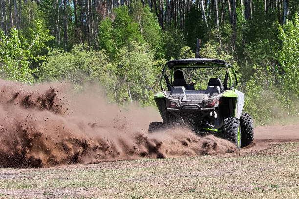 uno strappo fianco a fianco che strappa lo sporco mentre gira un angolo - dirt stunt foto e immagini stock