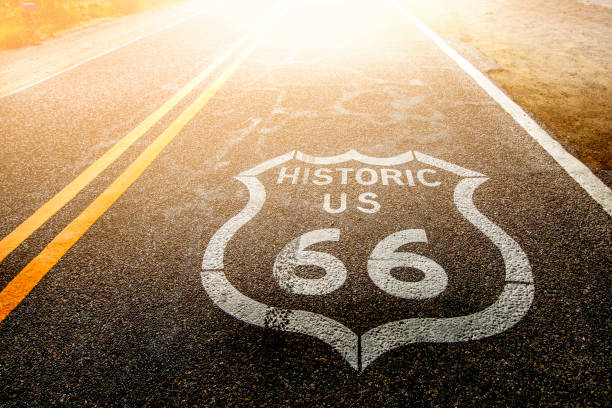 znak trasy 66 na drodze asfaltowej - route 66 california road sign zdjęcia i obrazy z banku zdjęć