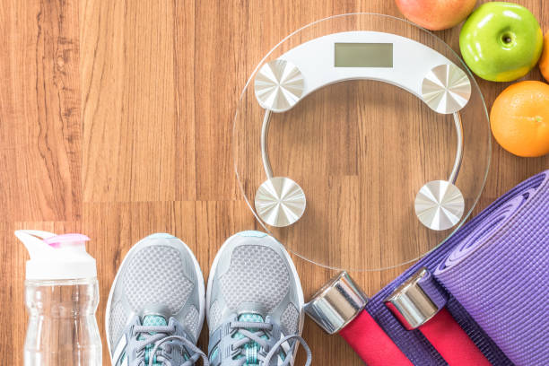 estilo de vida saudável e desportivo comida limpa dietéticos com treino de exercício aeróbio corpo ginásio equipamento de classe de formação - weight scale apple comparison balance - fotografias e filmes do acervo