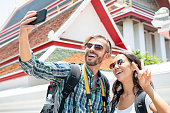 touristischen-paar-nehmen-selfie-thai-tempel-in-den-ferien-in-thailand.jpg?b=1&s=170x170&k=20&c=iT_h_BbjvV9KXFNQOZrv8WmRw1l6S6C0wTC6UDD5I28=