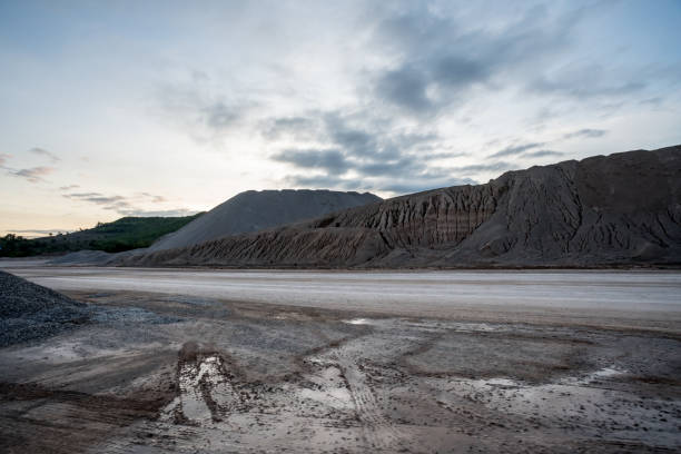 montaña de arena en la fábrica de hormigón - rock quarry fotografías e imágenes de stock
