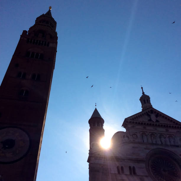 кремона, италия: собор кремона и колокольня, санберст - spire bell tower clock tower western europe стоковые фото и изображения