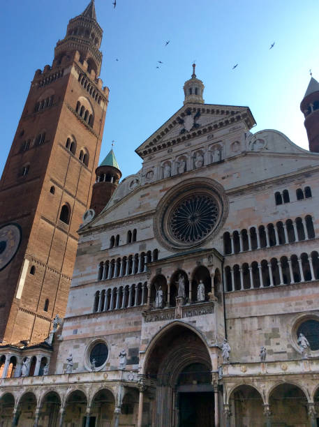 кремона, италия: собор кремона и колокольня - spire bell tower clock tower western europe стоковые фото и изображения