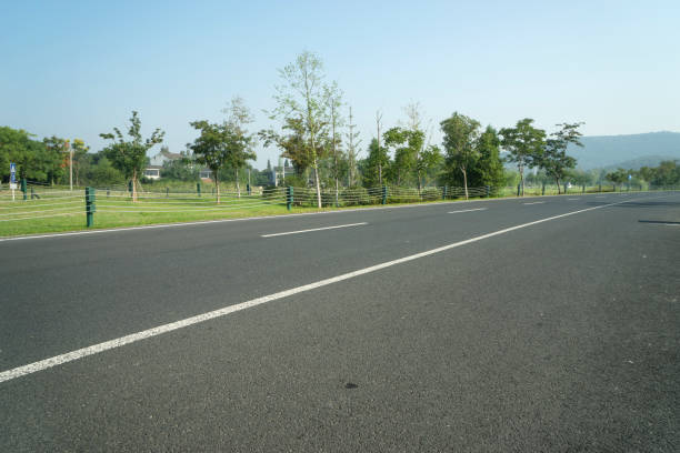 istock Crooked road to distant suburbs in China 1008138040