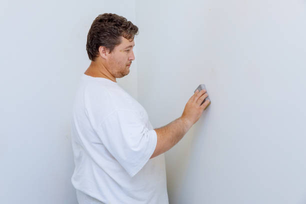 istock sanding the wall, new building ater the plaster 1008152042