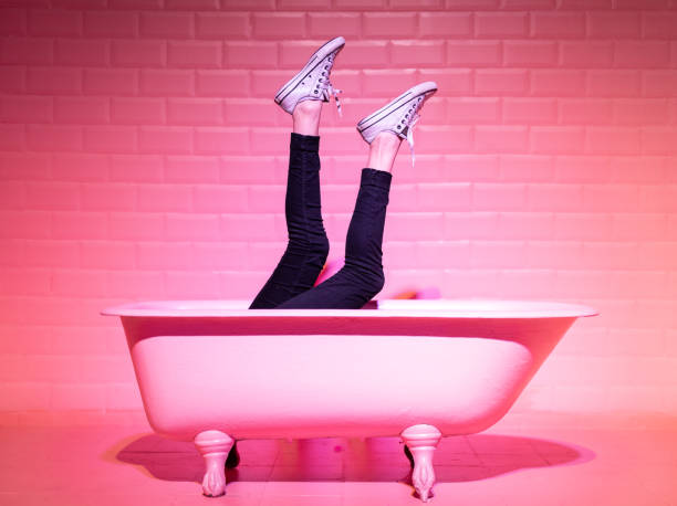 vrouw benen having fun in de roze bad - bad fotos stockfoto's en -beelden