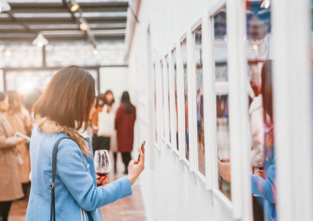 femmes en ouverture - exposition photos et images de collection