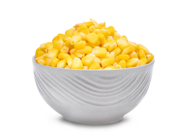 白い背景に分離された白いボウルのスイート コーン - popcorn snack bowl corn ストックフォトと画像
