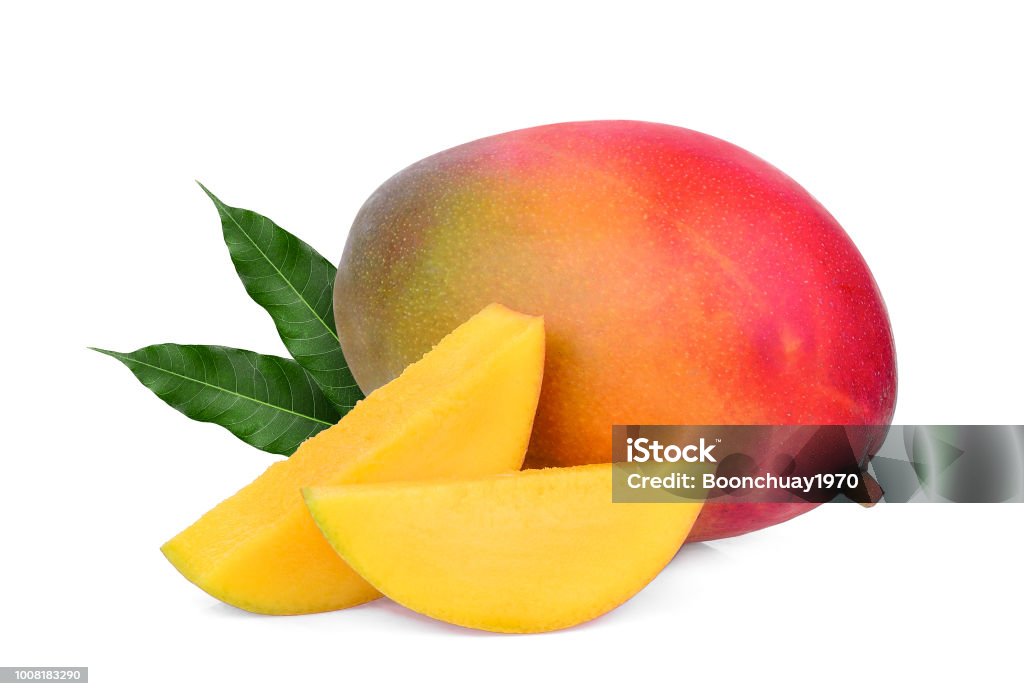geheel en snijd rijpe mango vrucht met groene bladeren geïsoleerd op witte achtergrond - Royalty-free Mango Stockfoto