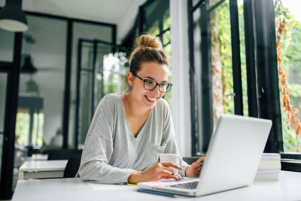 girl in casual clothing using laptop. - estudante universitária imagens e fotografias de stock