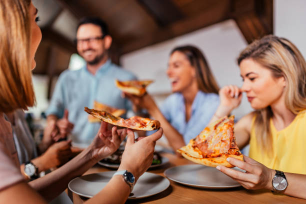 imagen de primer plano del grupo de amigos o compañeros de comer pizza. - pizza party fotografías e imágenes de stock