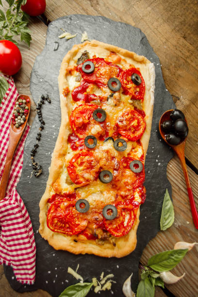 long pizza margherita - pepperoni pizza green olive italian cuisine tomato sauce imagens e fotografias de stock