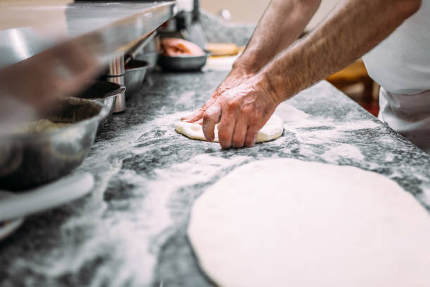 chef che prepara l'impasto della pizza. - pizza one person service human hand foto e immagini stock