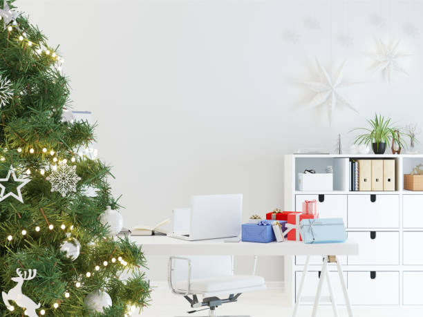 ordinateur portable et des cadeaux sur la table, arbre de noël sur fond - new year wall decoration gift photos et images de collection