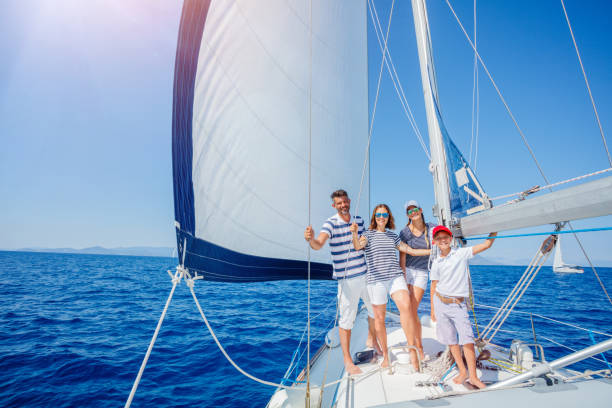 familie mit entzückenden kindern ruht auf yacht - sailing vessel stock-fotos und bilder