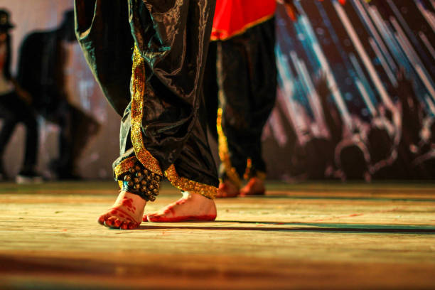 tanzform indische klassische füße mit ghungru - bharatanatyam stock-fotos und bilder