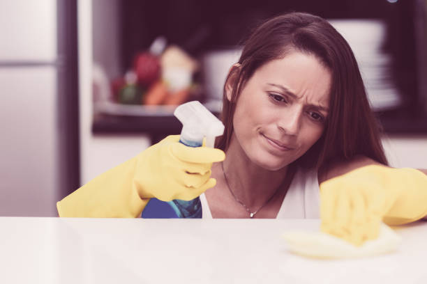 istock Concentrated housewife polishing table surface 1008254288