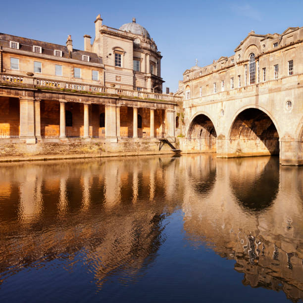 istock Bath Pulteney Bridge and Colonnade 1008262406