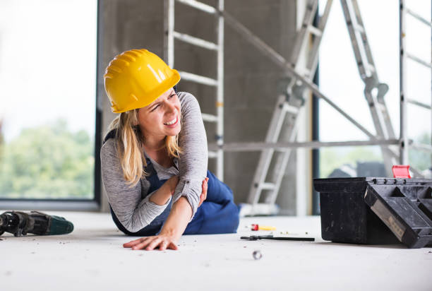 un accident d’une travailleuse sur le chantier. - accident physical injury falling ladder photos et images de collection