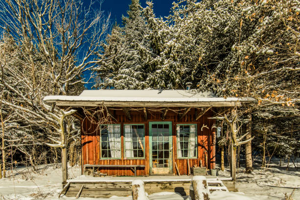 istock Cabin in winter in Quebec 1008271064