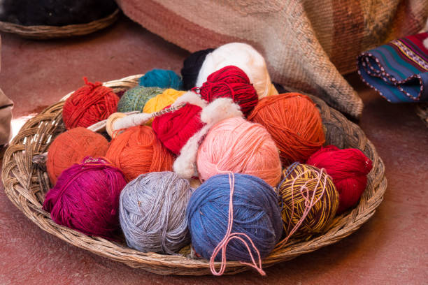 peruano colorido lã de alpaca na aldeia de chinchero, perto de cusco - felt wool sphere textile - fotografias e filmes do acervo