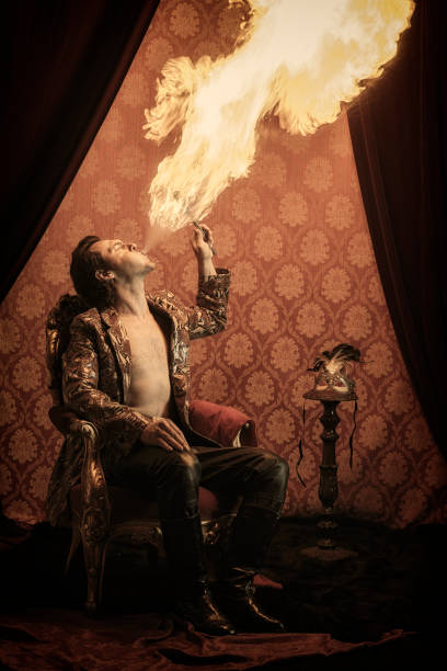 fuego eater rendimiento - fire eater fire performance circus performer fotografías e imágenes de stock