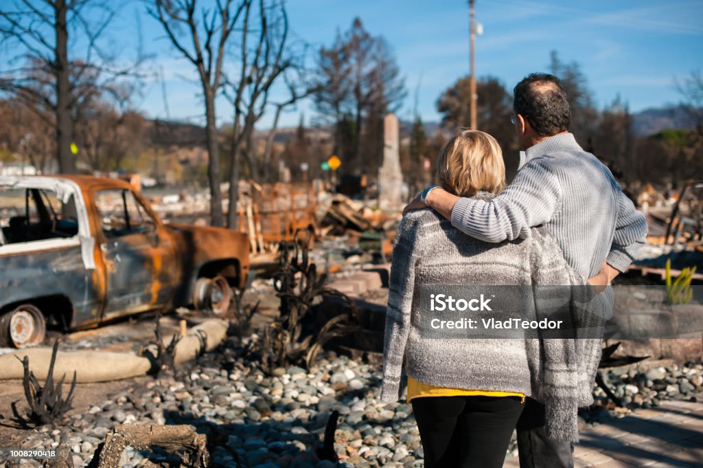 Paar Ruinen nach Brandkatastrophe prüfen. - Lizenzfrei Wohnhaus Stock-Foto