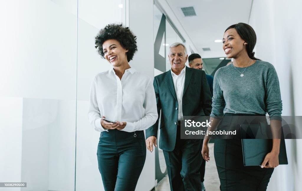 Équipe de professionnels de sociétés dans le couloir de bureau - Photo de Cadre d'entreprise libre de droits