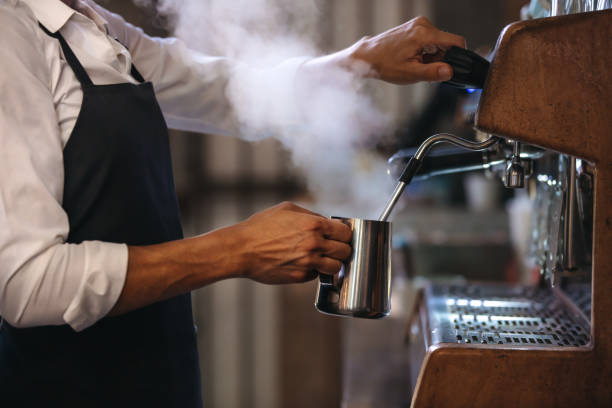 barista che fa una tazza di caffè in macchina - espresso coffee cafe making foto e immagini stock