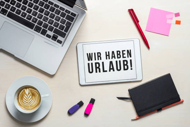 關閉為假日2018書面用德語在片劑作為平的放置從上面在辦公室書桌上 - oficina 個照片及圖片檔
