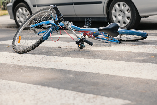 Moto azul en un paso de peatones después de incidente fatal con un coche photo
